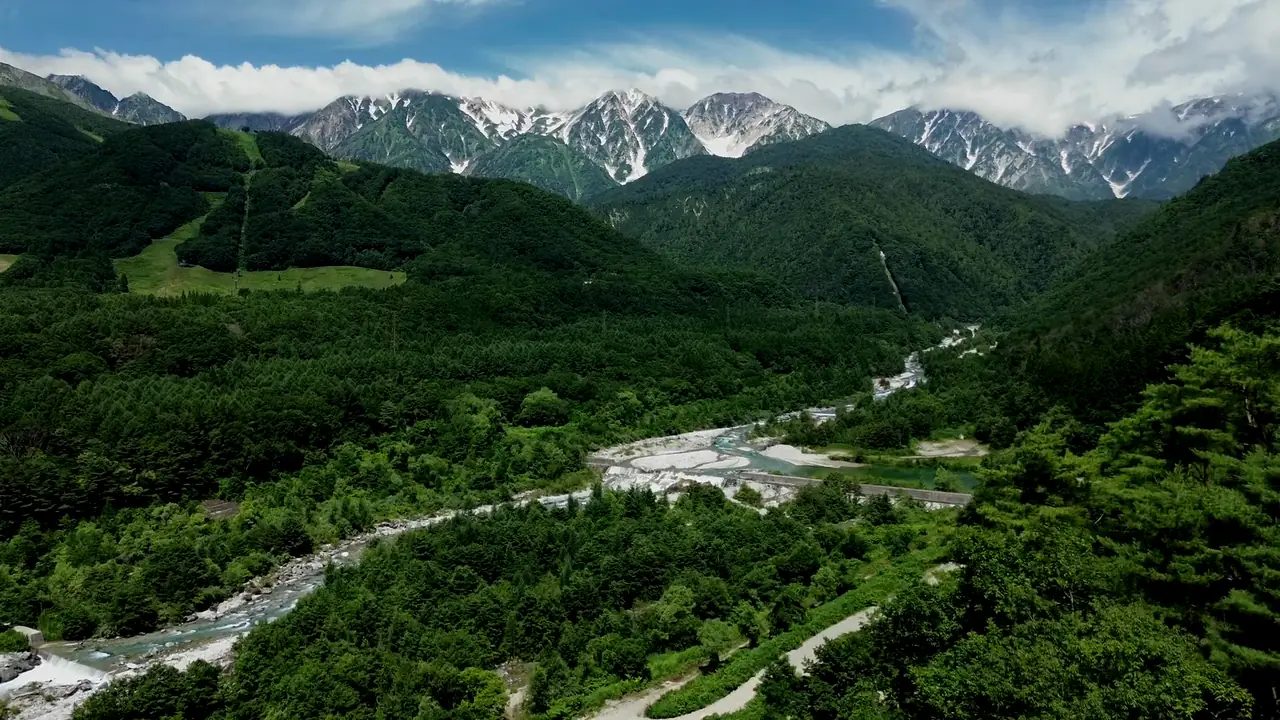 白馬村の山並みと土地の風景（イメージ。特定の物件ではありません）