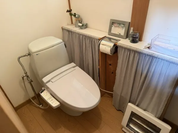 Toilet (septic tank system)